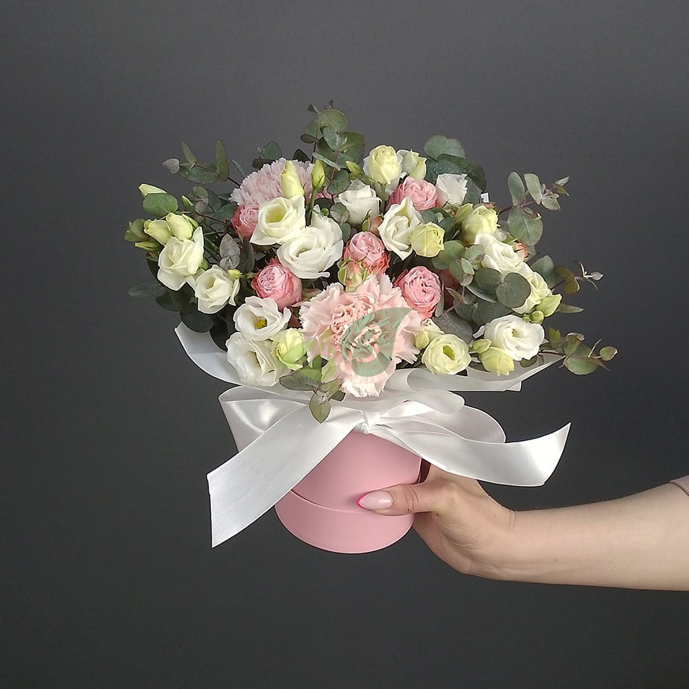 Цветы в коробке Венеция с диантусом, кустовой гвоздикой, пионовидной розой и эустомой с доставкой по Орску